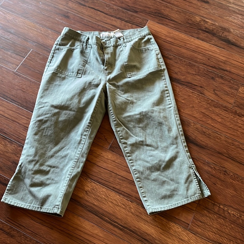 Green capris 34 X 22 great condition